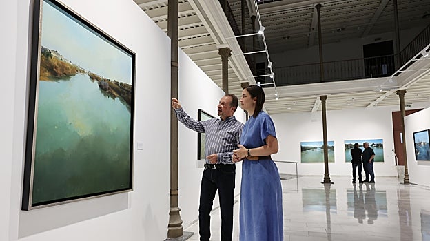 Francisco Escalera muestra a la delegada de Cultura, Cristina Casanueva, algunos aspectos de sus obras