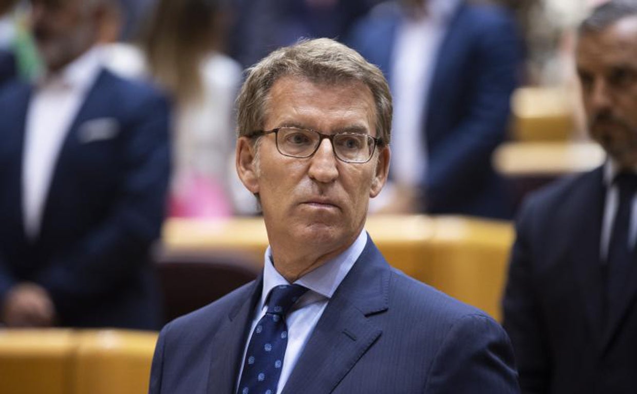El presidente del PP, Alberto Núñez Feijóo, durante la intervención del presidente del Gobierno, Pedro Sánchez, en el debate sobre el decreto energético, en el Senado