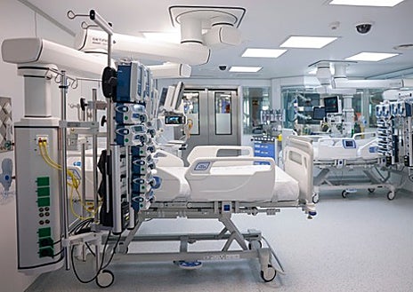 Imagen secundaria 1 - Interior de las habitaciones, con nuevos equipos tecnológicos y monitorización del paciente por vídeo