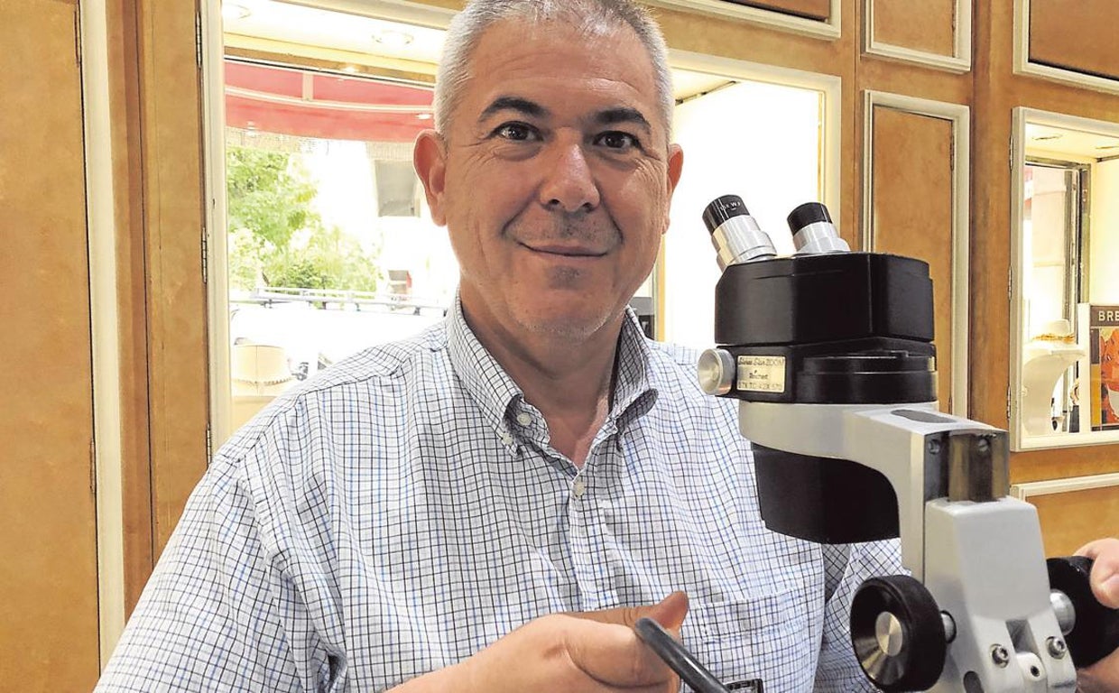 Miguel Gómez y Molina en su joyería de Marbella