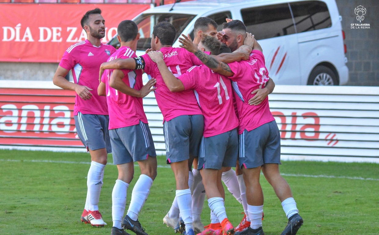 Los jugadores del Talavera celebran un gol este domingo en un amistoso