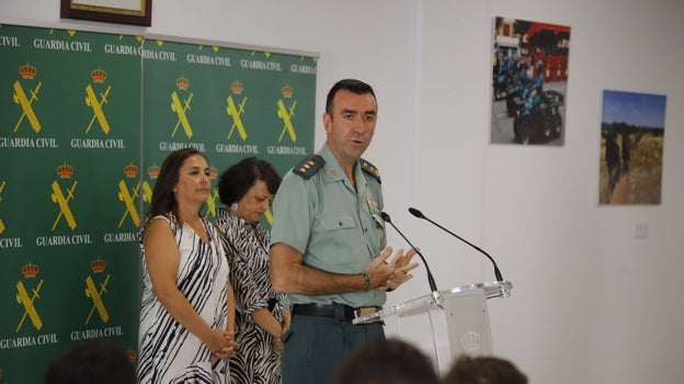 La subdelegada del Gobierno, Rafaela Valenzuela, junto al coronel Juan Carretero y la directora del SEPE, Alicia Vilches