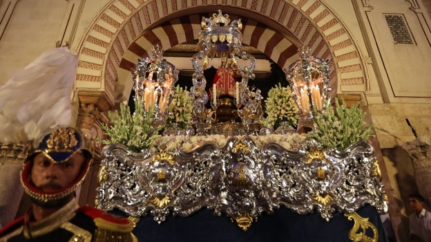A la izquierda, uno de los cuatro escoltas de la banda de cornetas de la Fuensanta