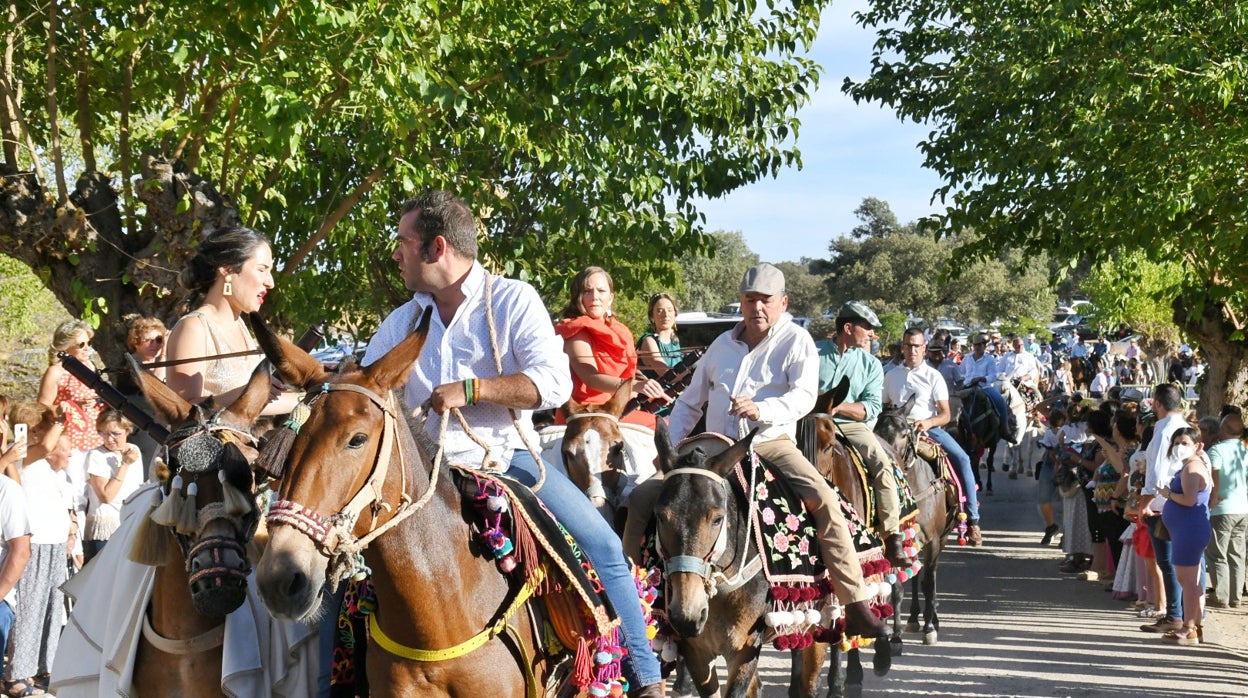 Los Piostros llenan de color y tradición Pedroche en la fiesta de la Virgen de Piedrasantas