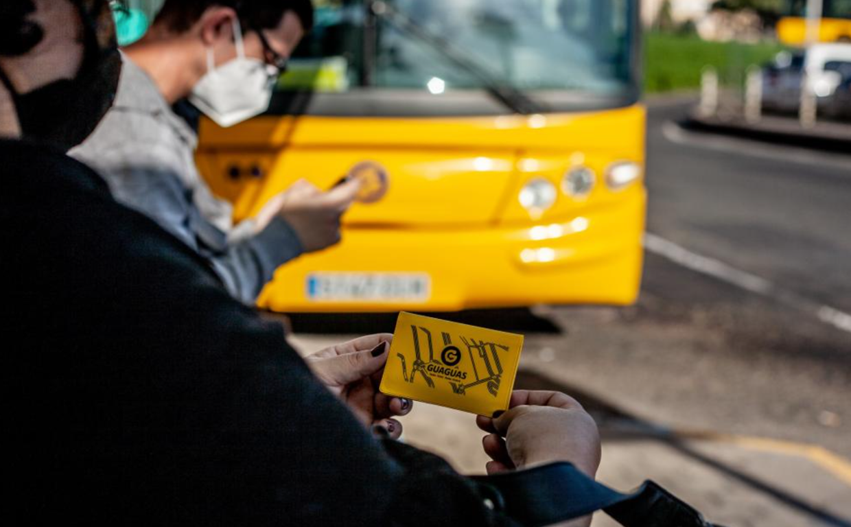 Una usuaria muestra su bono transporte de Guaguas Municipales de Las Palmas de Gran Canaria