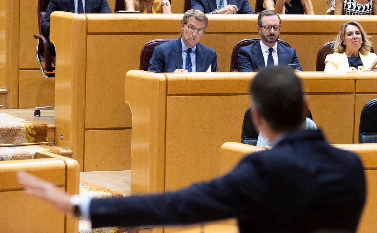 El presidente del PP, Alberto Núñez Feijóo, escucha la intervención del presidente del Gobierno, Pedro Sánchez