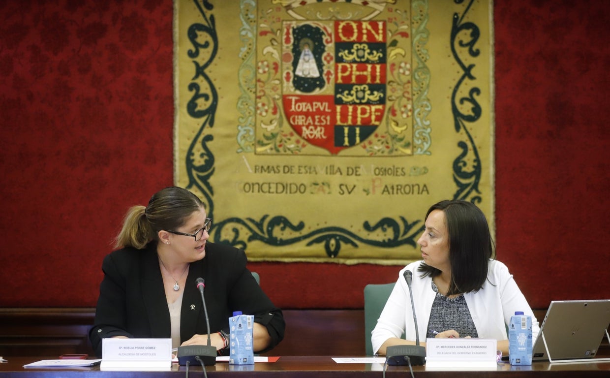 Noelia Posse (izquierda), ayer, con la delegada del Gobierno, Mercedes González, en Móstoles