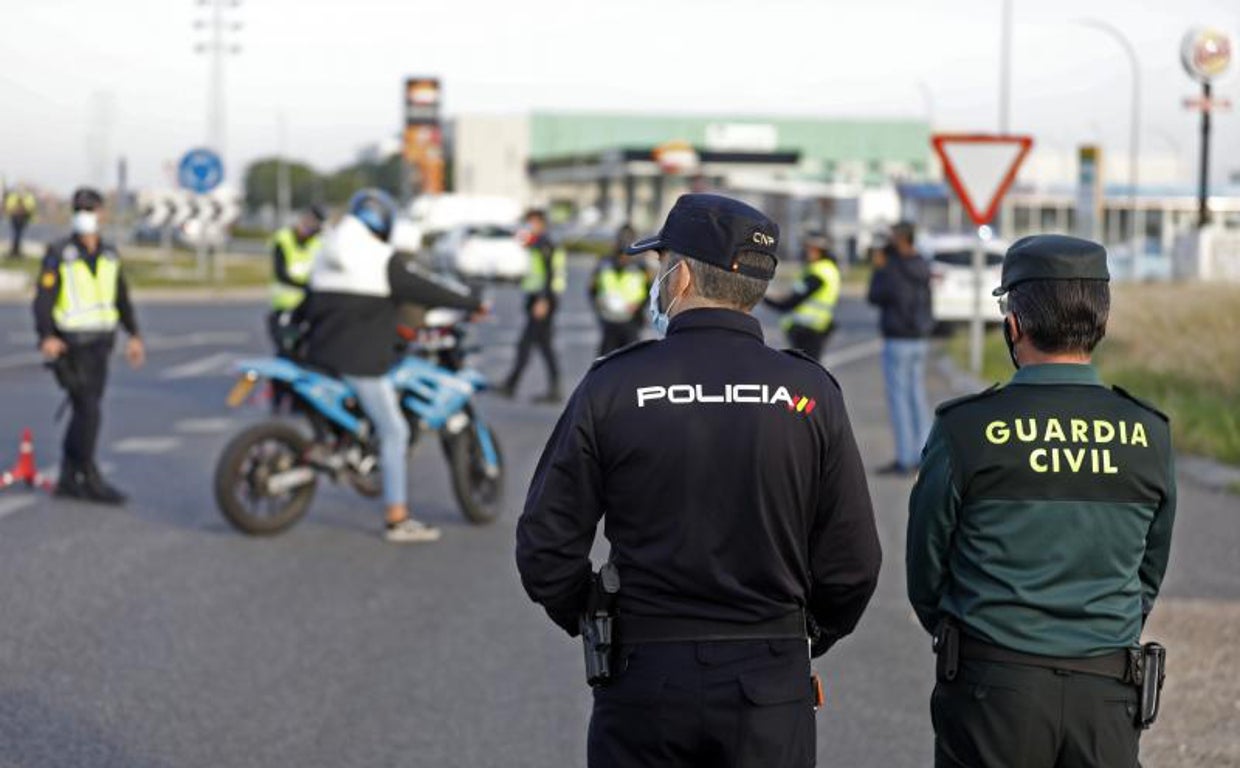 Agentes de la Guardia Civil y la Policía Nacional en un control