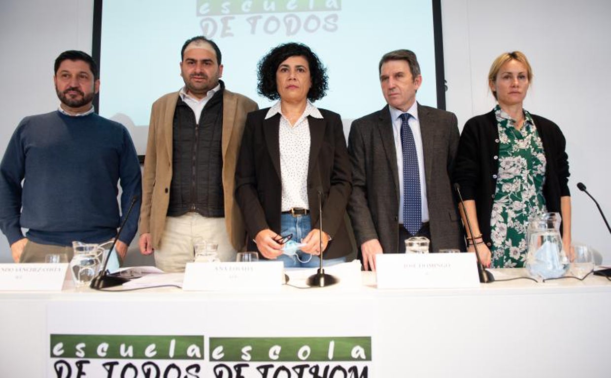 Los integrantes de Escuela de Todos, con Ana Losada en el centro