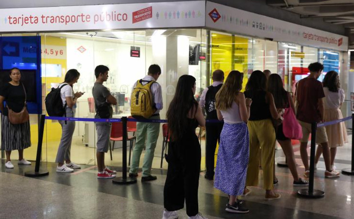 Varias personas hacen cola para adquirir sus tarjetas de transporte en la estación de Sol