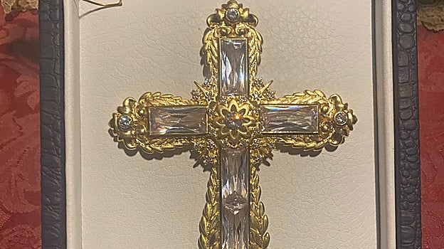 Cruz pectoral donada por la Sagrada Cena