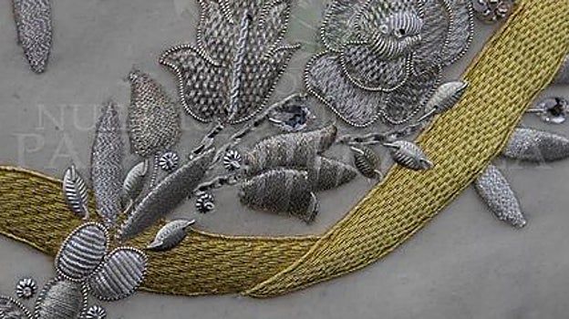 Detalle de los bordados de la saya