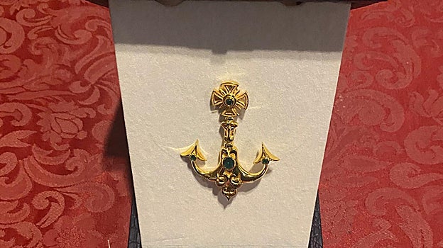 Ancla que obsequia la hermandad de la Esperanza