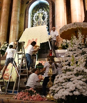 Imagen secundaria 2 - Arriba, recogida de claveles para el manto (abajo, a la derecha). Sobre estas líneas, la corporación municipal