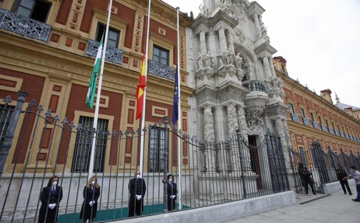 Banderas a media asta en el Palacio de San Telmo en una imagen de archivo