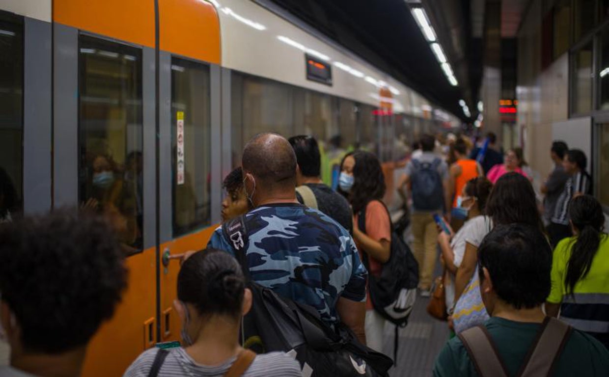 Pasajeros, ayer, en un andén en la estación de Sants de Barcelona