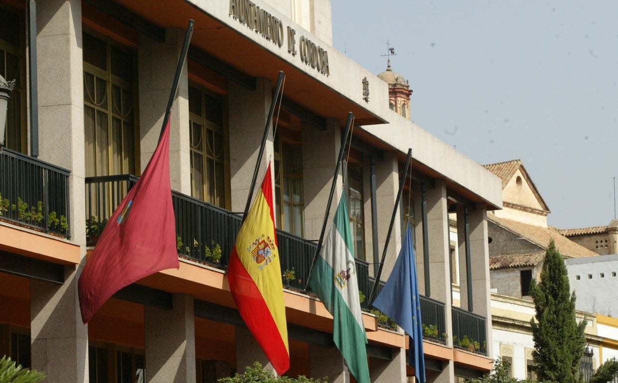 Banderas a media asta en el Ayuntamiento de Córdoba, en una imagen de archivo
