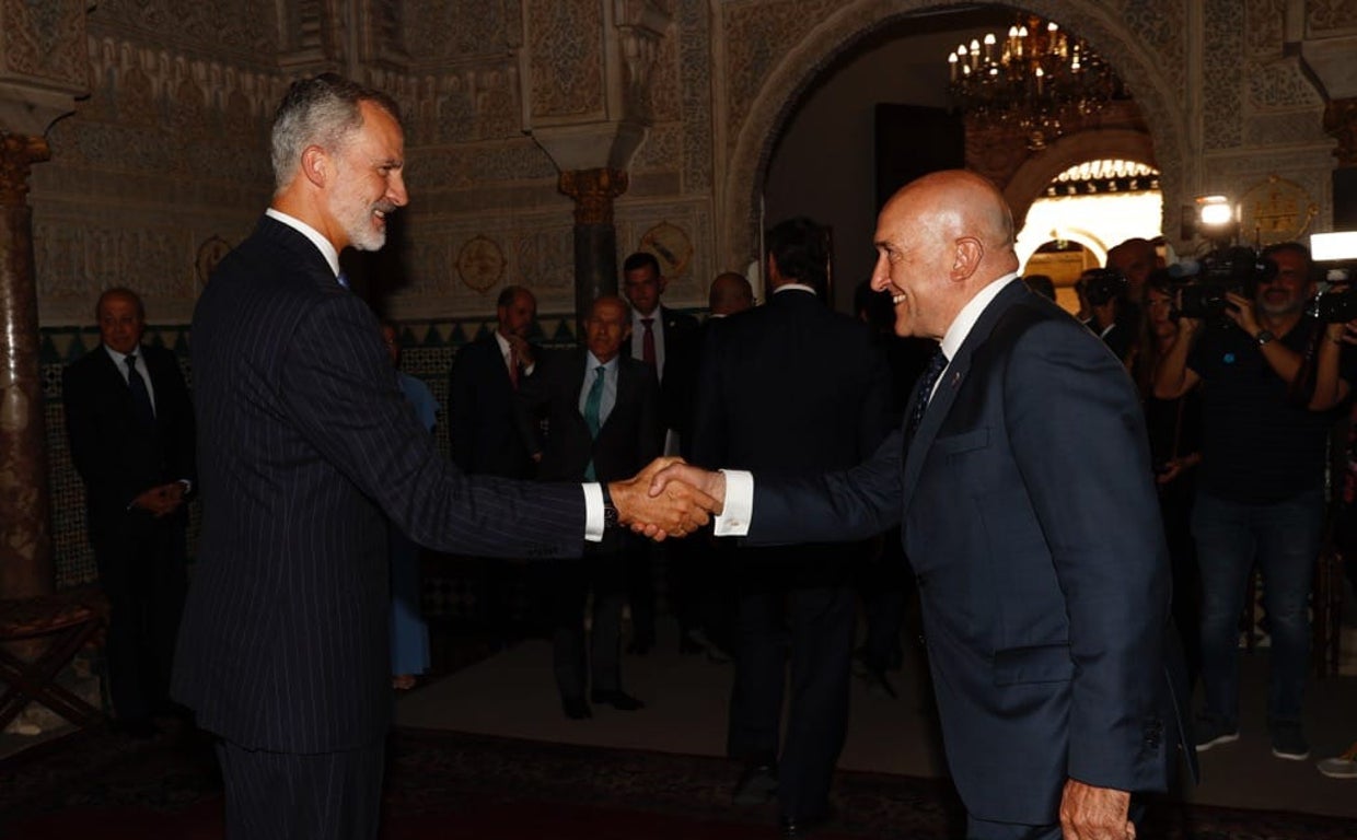 El Rey y el consejero de la Presidencia se saludan este jueves en Sevilla