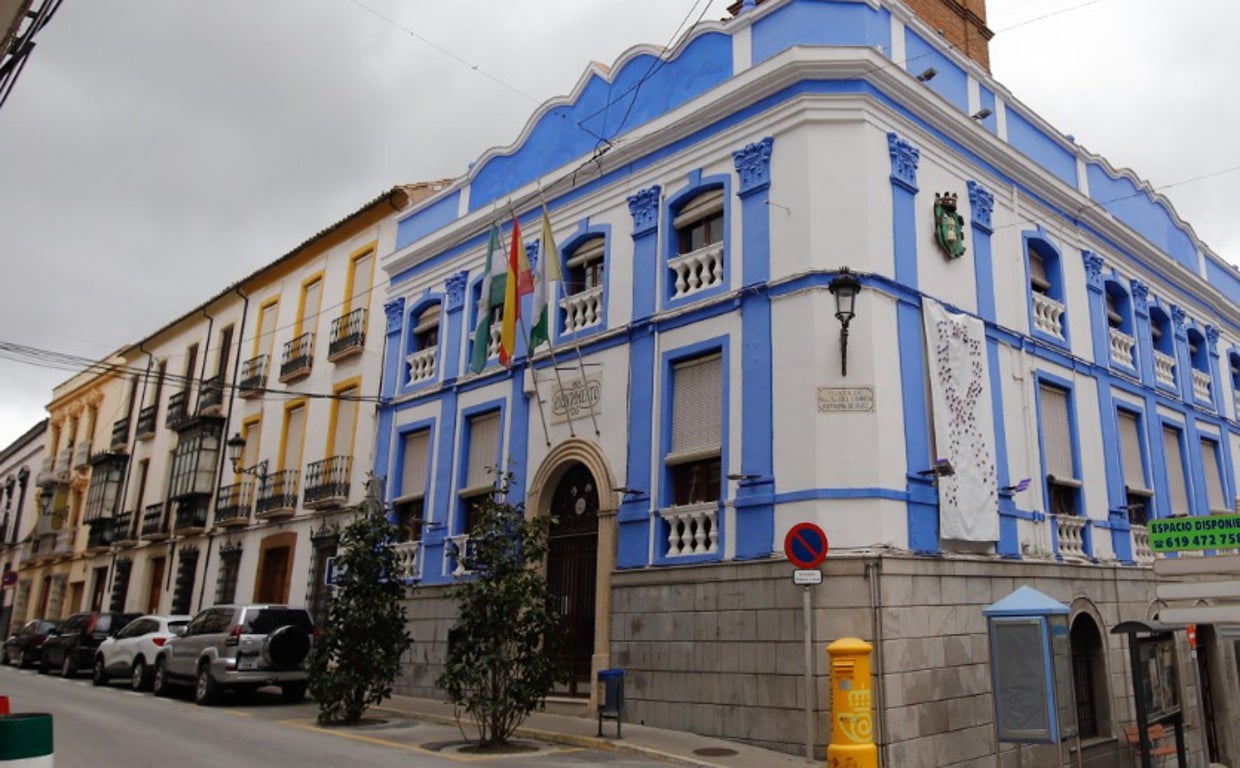 Ayuntamiento de Rute y, al lado, vivienda en la que residió Rafael Alberti