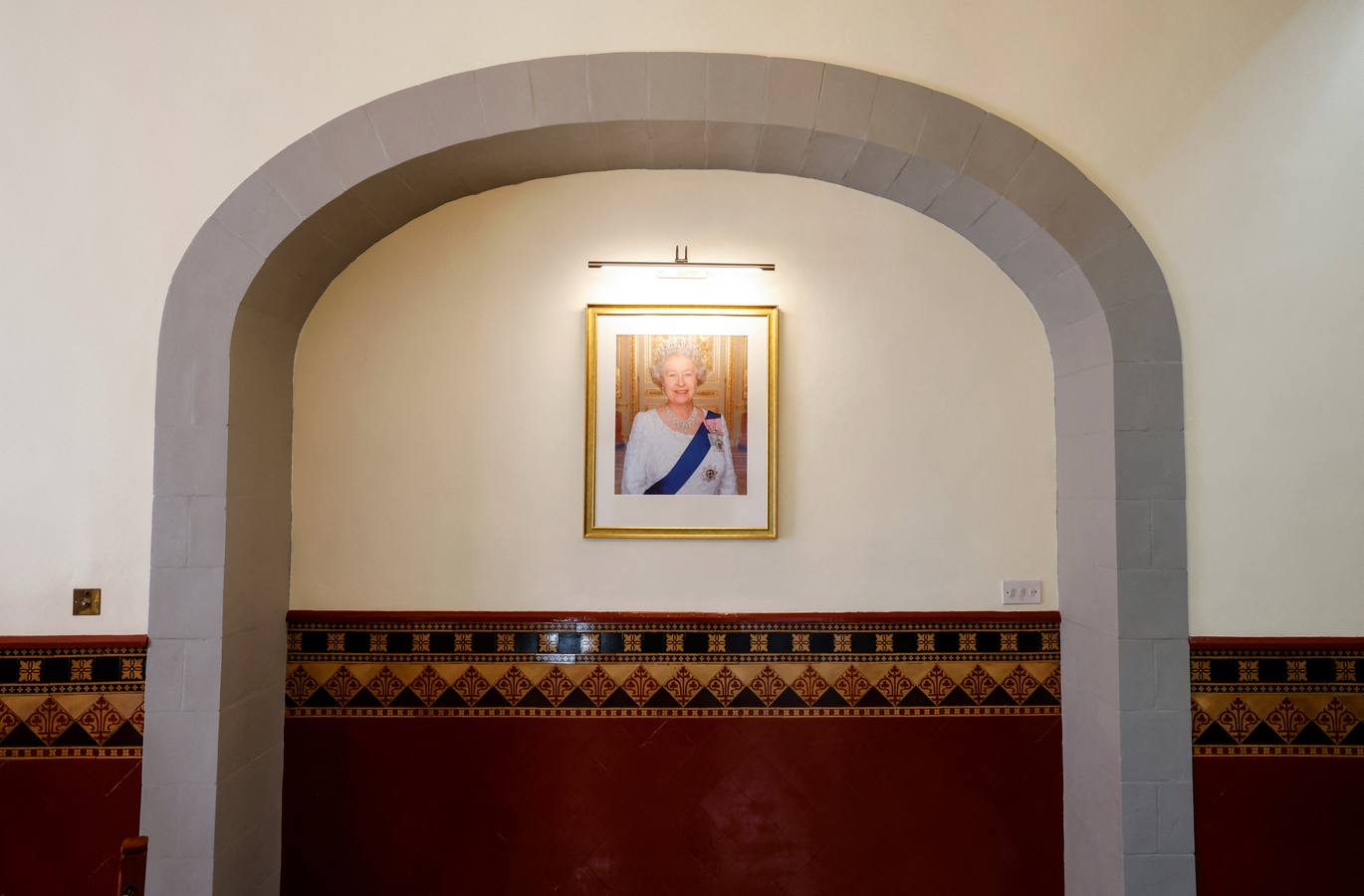 Colas en Gibraltar para firmar en el libro de condolencias por la muerte de Isabel II de Inglaterra