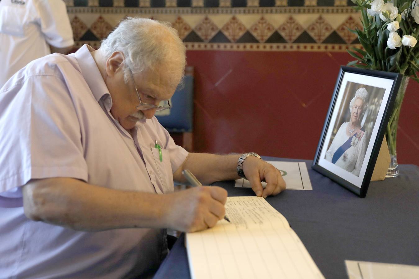 Colas en Gibraltar para firmar en el libro de condolencias por la muerte de Isabel II de Inglaterra