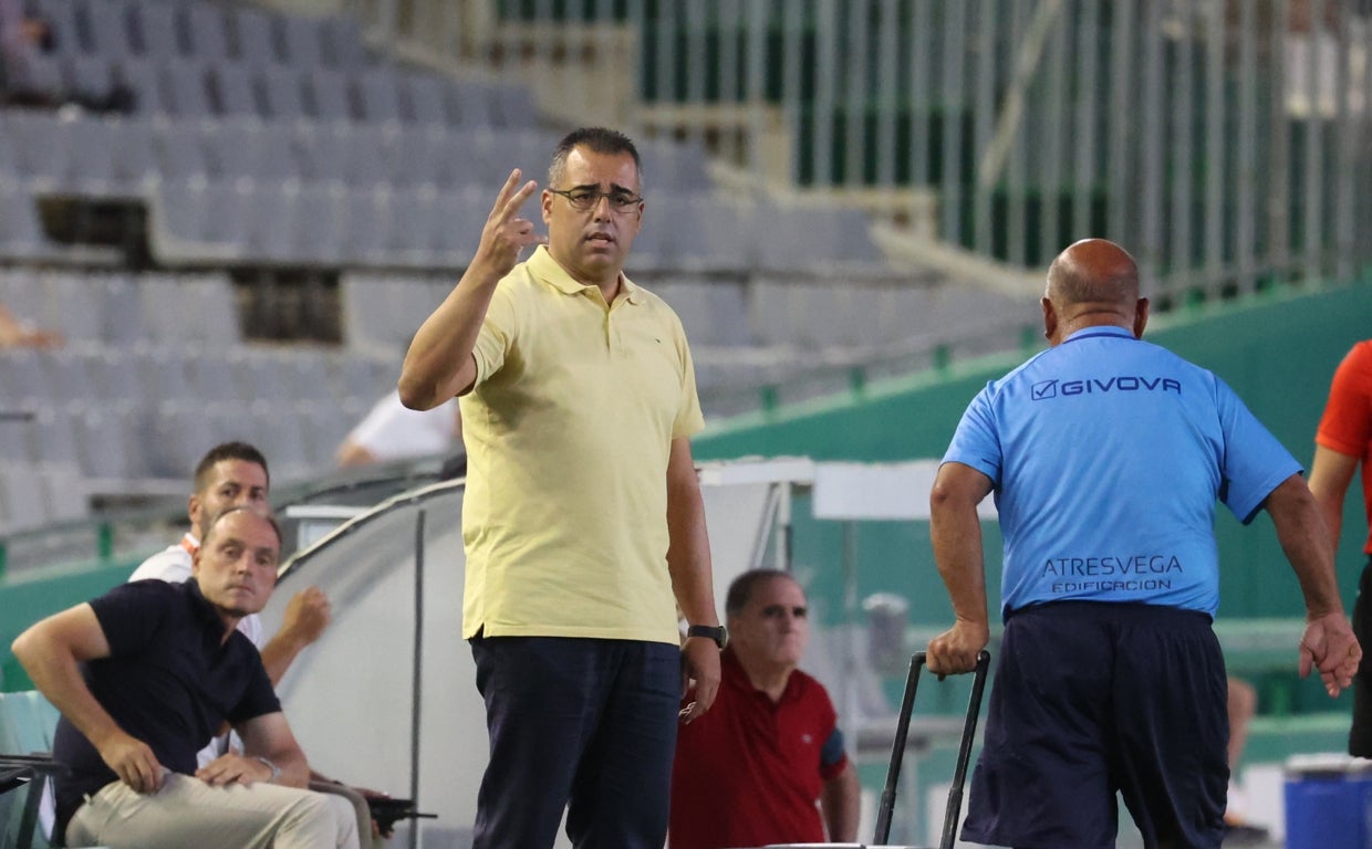 Germán Crespo da instrucciones a los suyos desde el banquillo