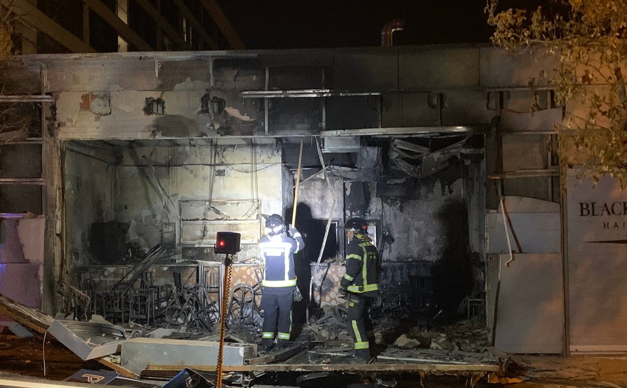 Los Bomberos del Ayuntamiento, la noche del incendio, en el bar