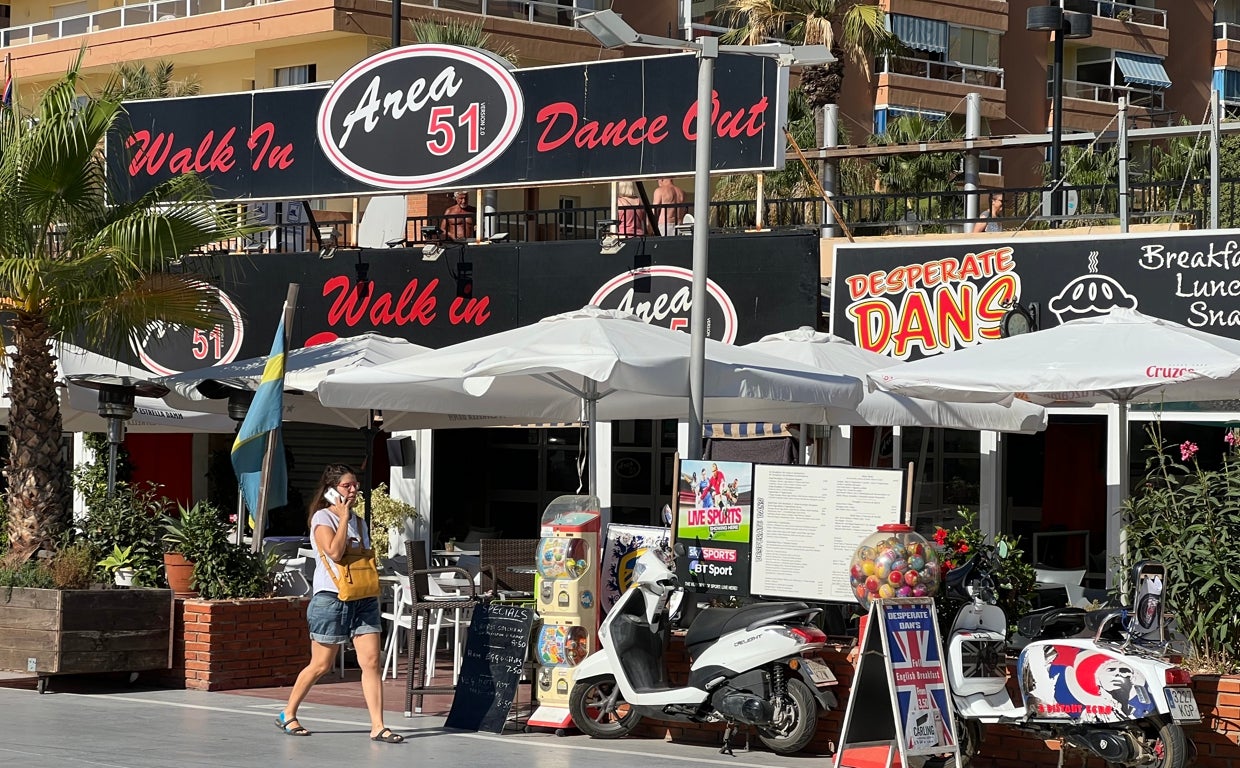 Locales británicos en el puerto de Fuengirola