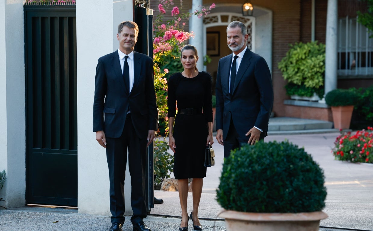 Los Reyes y el embajador del Reino Unido en España, Hugh Elliott