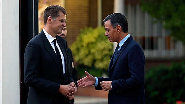 Sánchez en su visita a la residencia del embajador británico, Hugh Elliot