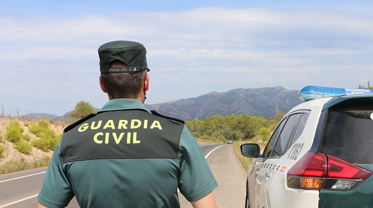 Tres heridos en un accidente entre dos vehículos y una patrulla de la Guardia Civil en la A-440