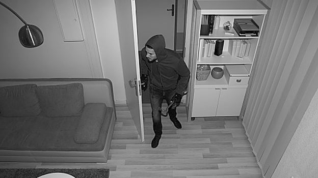 Una cámara de seguridad capta a un ladrón en una vivienda
