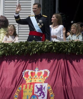 Imagen secundaria 2 - El día de su compromiso con Don Felipe, los Príncipes de Asturias recién casados y el día de la Proclamación de Felipe VI acompañado de Doña Letizia y sus hijas