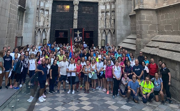 Más de 190 peregrinos llegan ante el Cristo de la Sala de Bargas tras recorrer 11 kilómetros