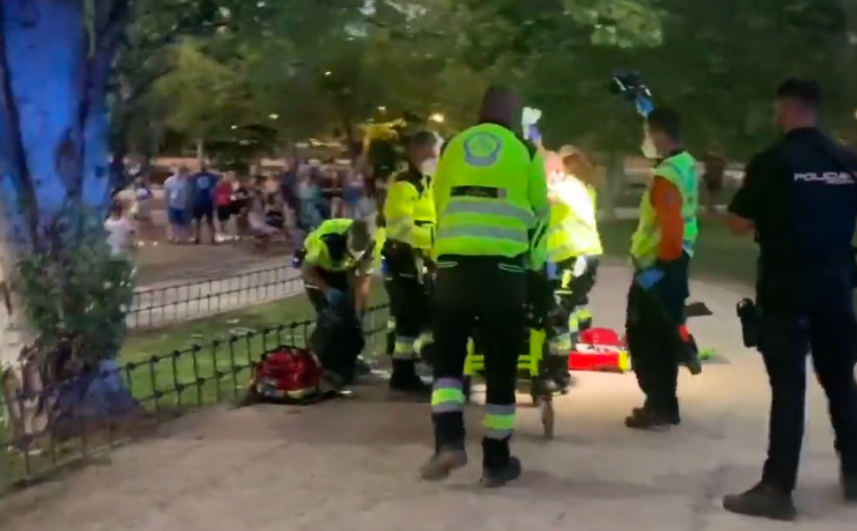 Los sanitarios atienden, ayer por la noche, al herido en la calle de Simca, en Usera