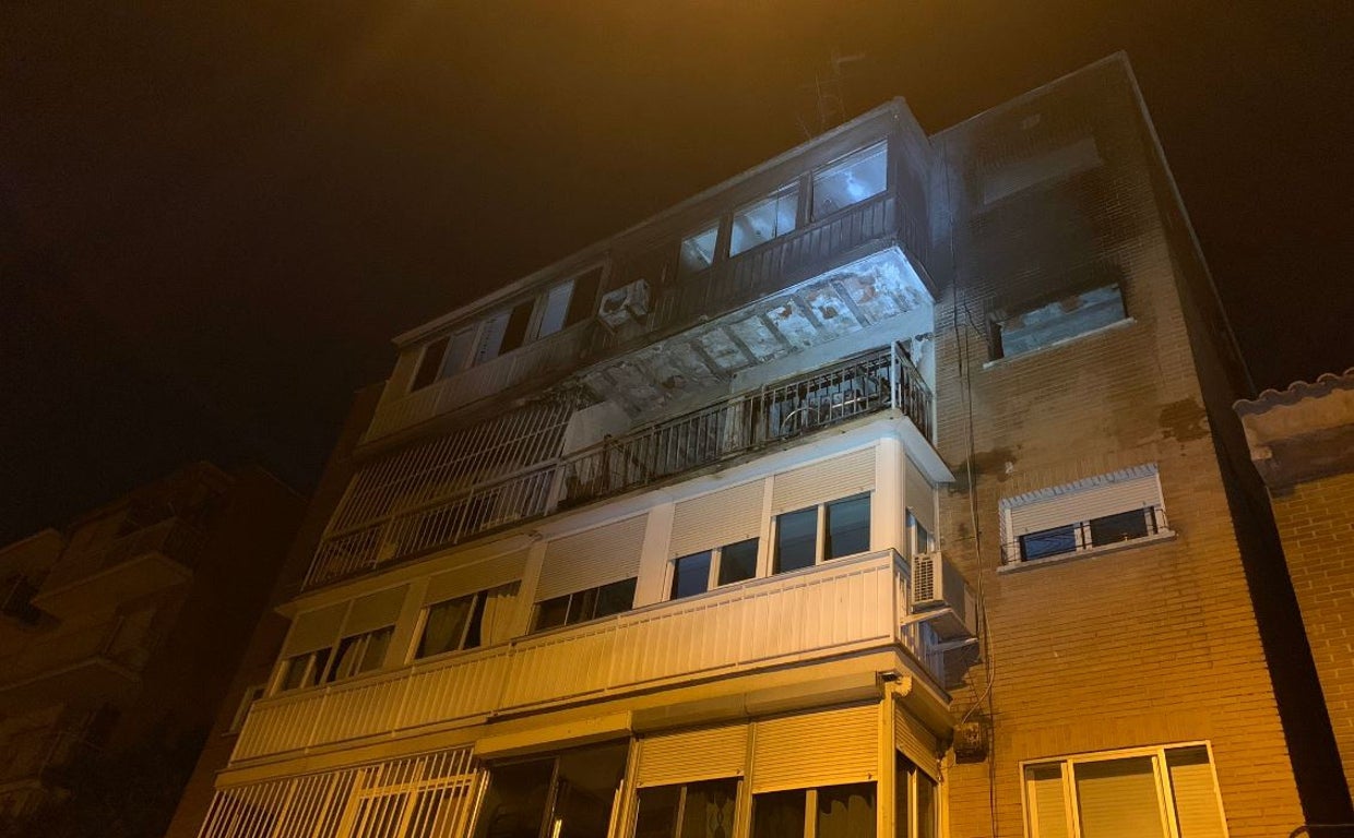 Las llamas han afectado a los pisos superiores del edificio.