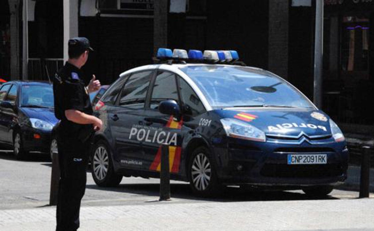 Imagen de archivo de una patrulla policial en MadridA