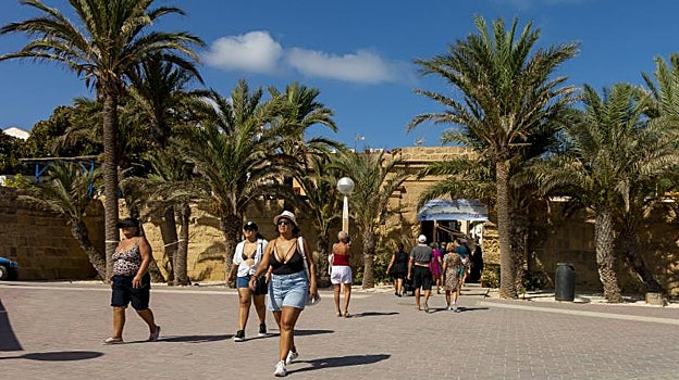 Turistas entran y salen de la zona habitada del archipiélago, por una de las puertas monumentales