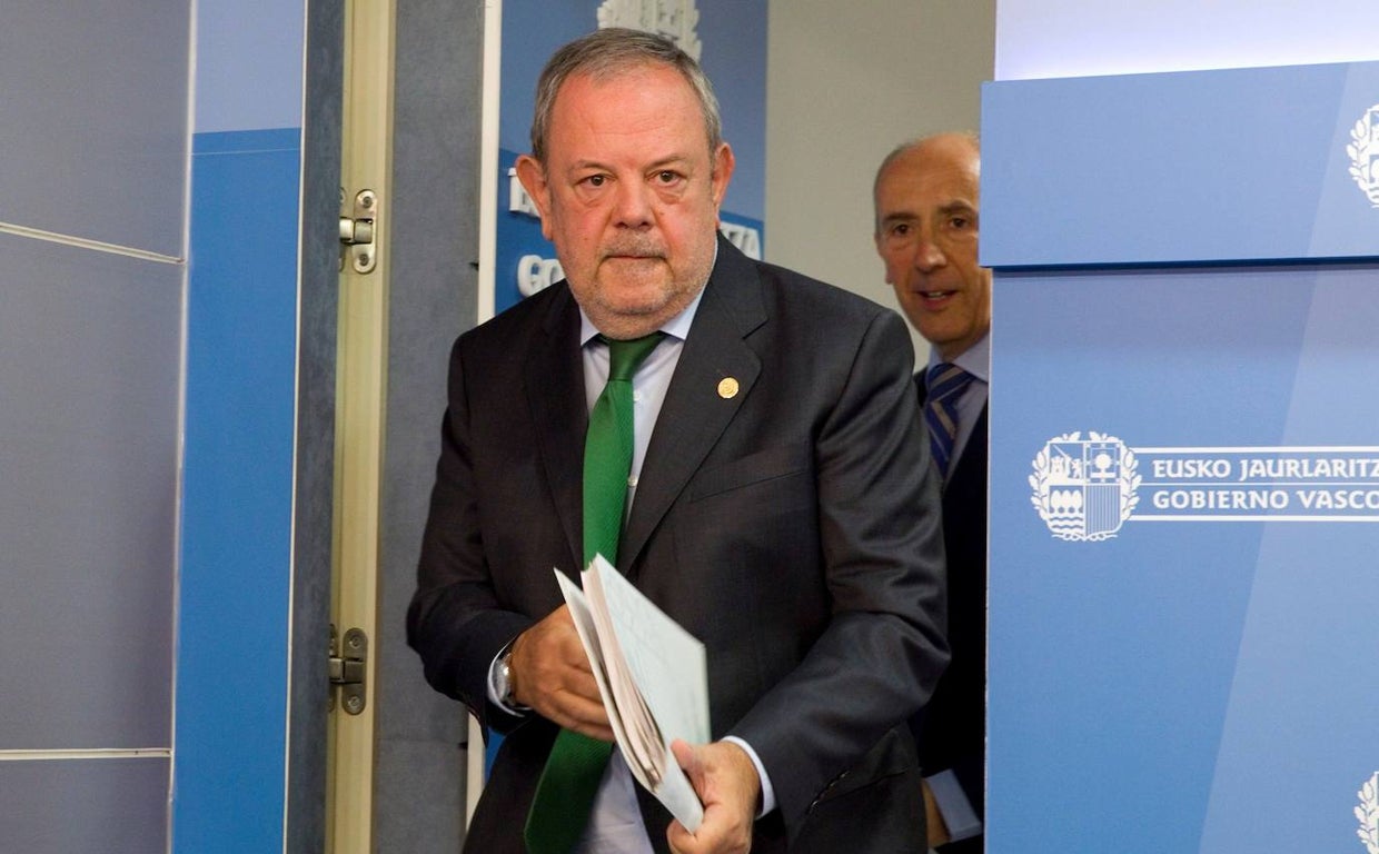 El consejero de Economía y Hacienda, Pedro Azpiazu, en la sala de prensa del Gobierno vasco