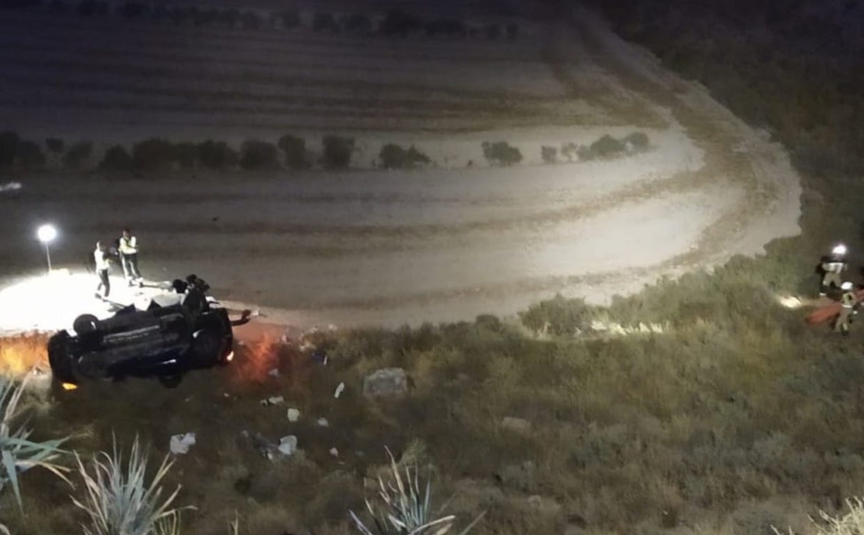 El coche, volcado sobre el techo tras despeñarse hasta el fondo de un barranco