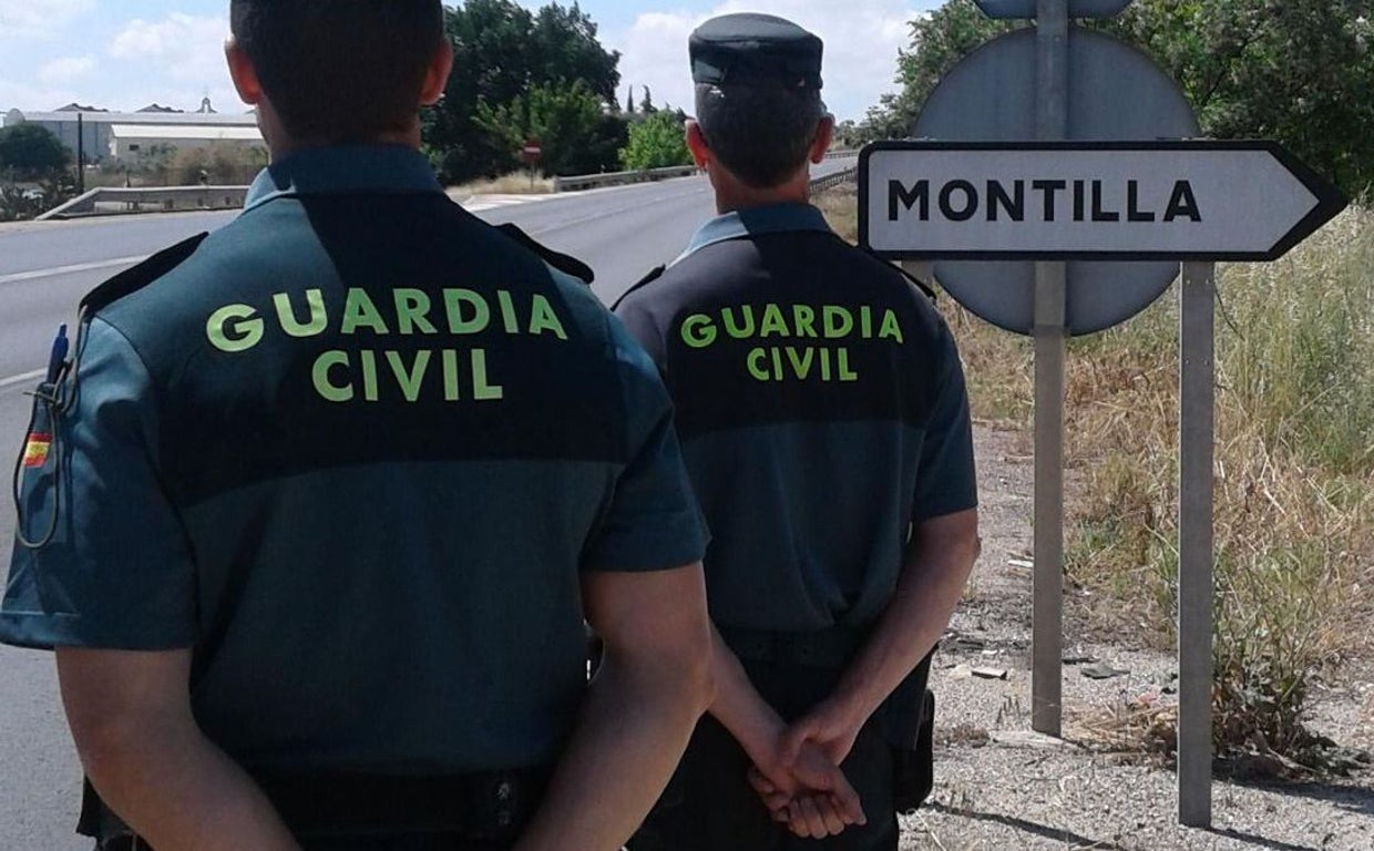 Agentes de la Guardia Civil en Montilla