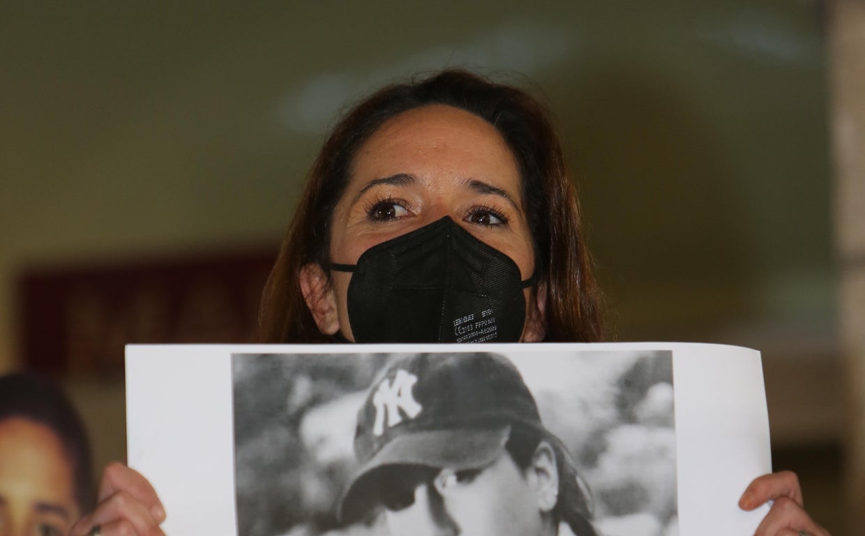 La hermana de Déborah, con una foto de la joven en la mano
