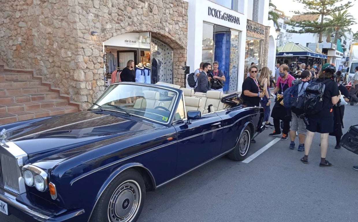 Rodaje de 'The Crown' junto a las tiendas de lujo de Puerto Banús