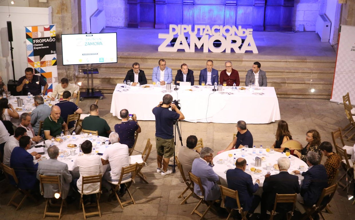 El presidente de la Diputación de Zamora, Francisco José Requejo, ofrece un desayuno informativo sobre la Feria Fromago Cheese Experience, durante la que se presenta el programa oficial.