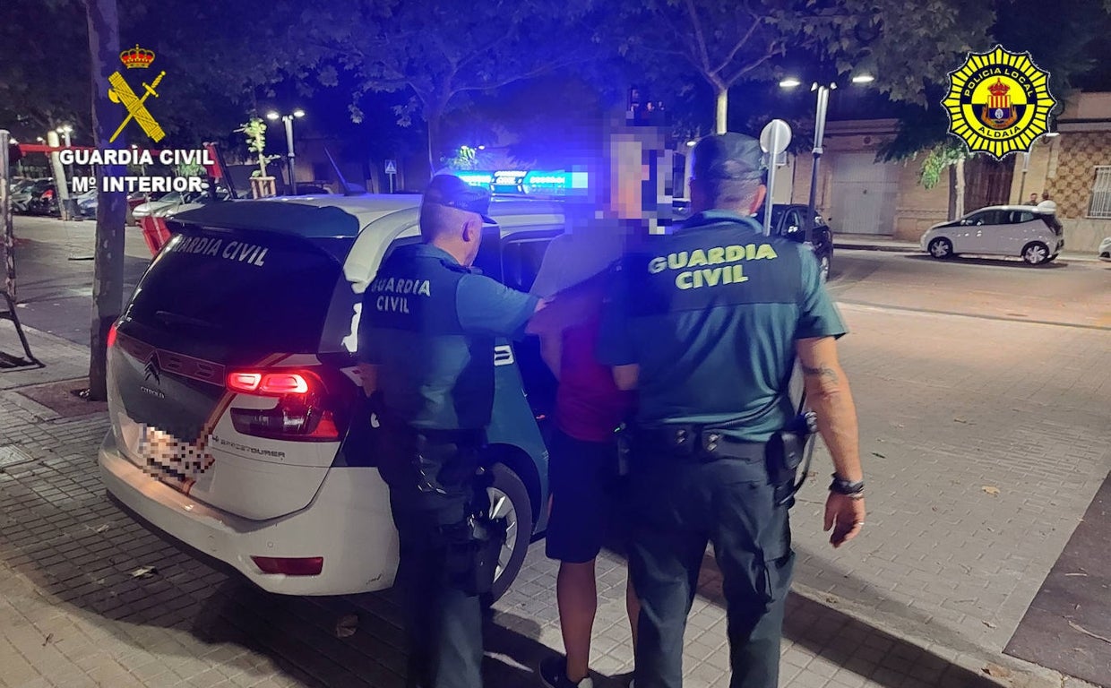 Imagen de la detención del presunto autor de los hechos en Aldaia (Valencia)