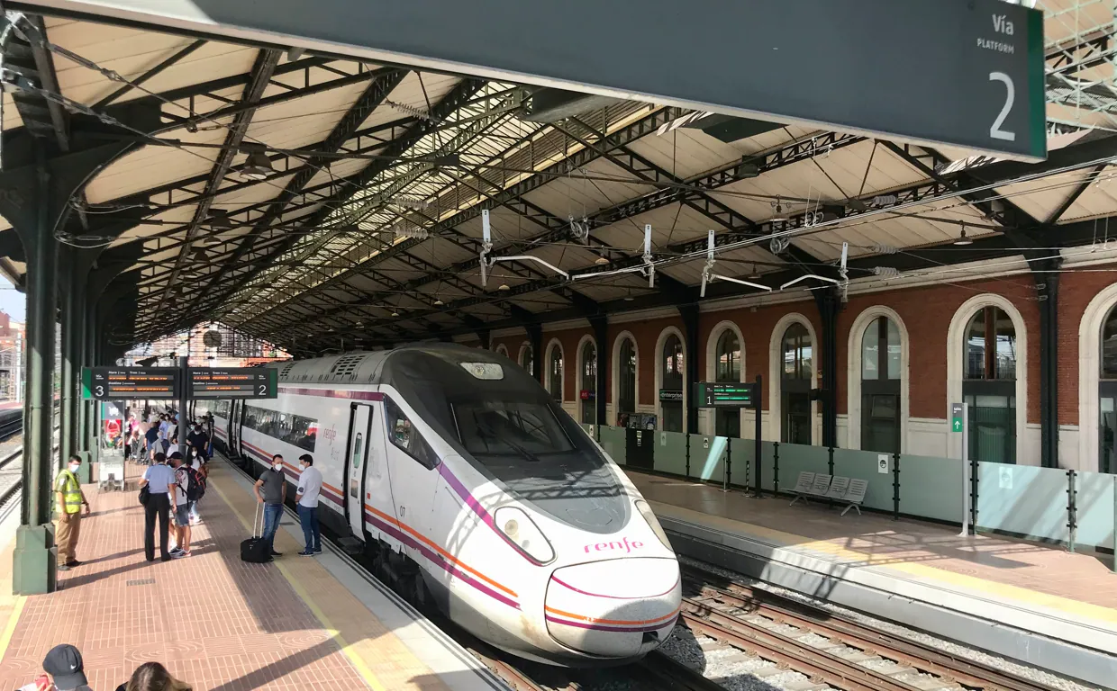 Un tren de alta velocidad en la estación de Valladolid, una de las ciudades con conexión directa a Alicante