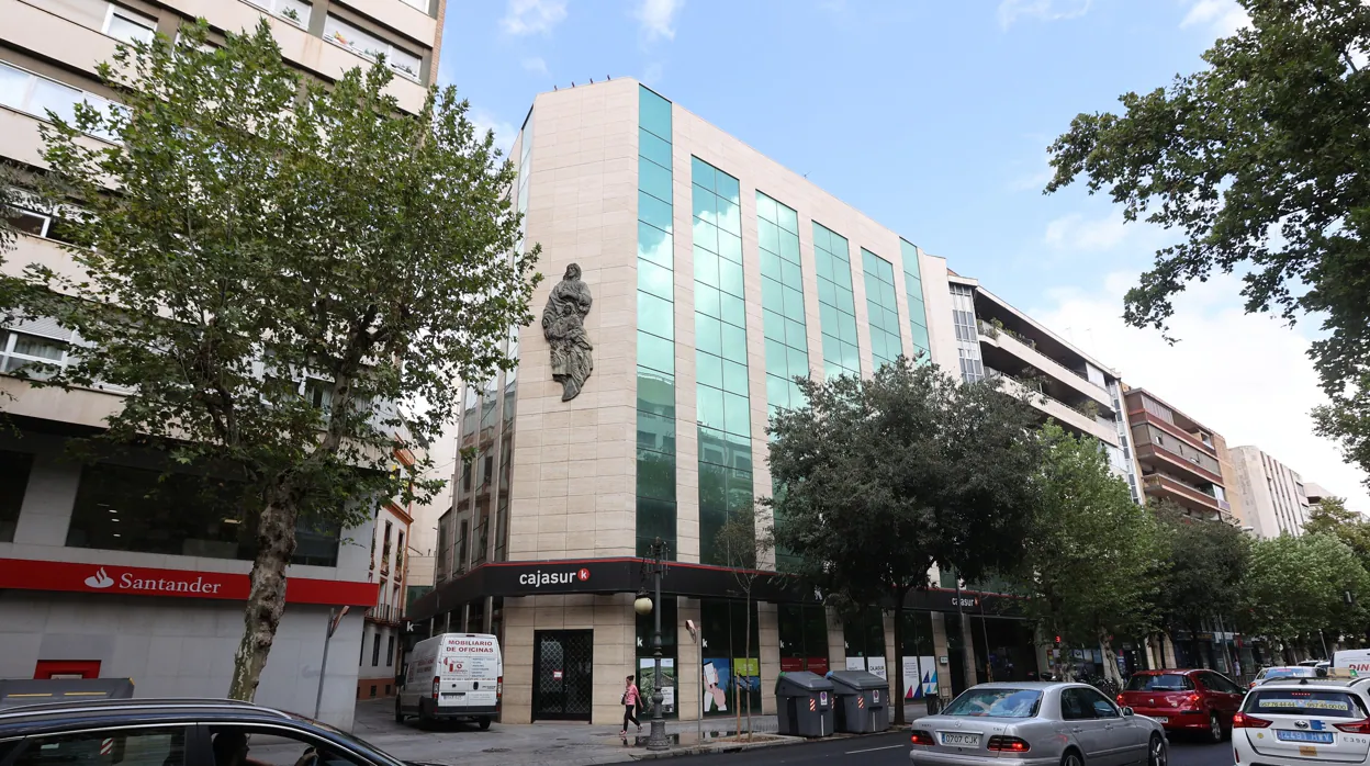 Cajasur pondrá a la venta su sede de toda la vida en la Ronda de los Tejares de Córdoba