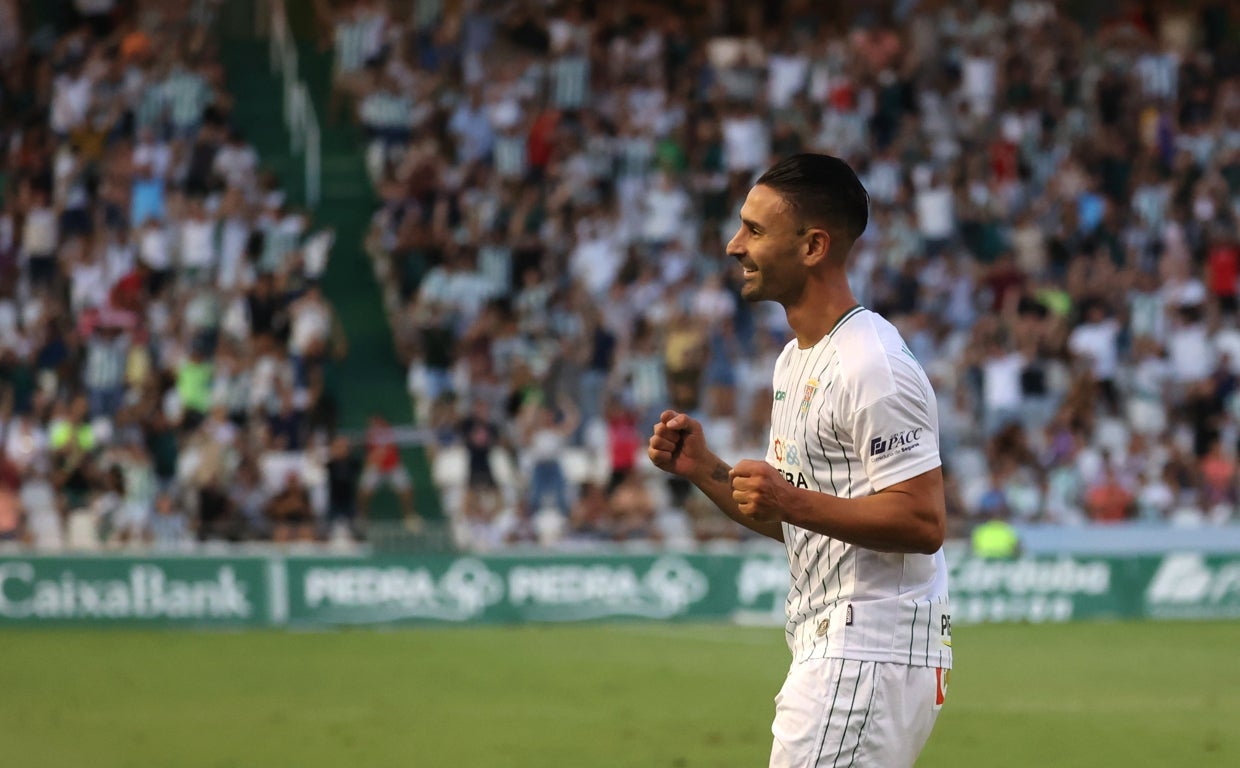 Kike Márquez celebra su primer gol como blanquiverde