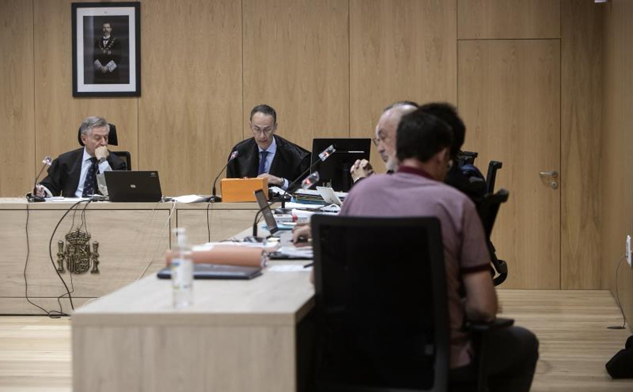 El autor confeso del asesinato a su mujer, de espaldas, durante el jurdo popular en Córdoba