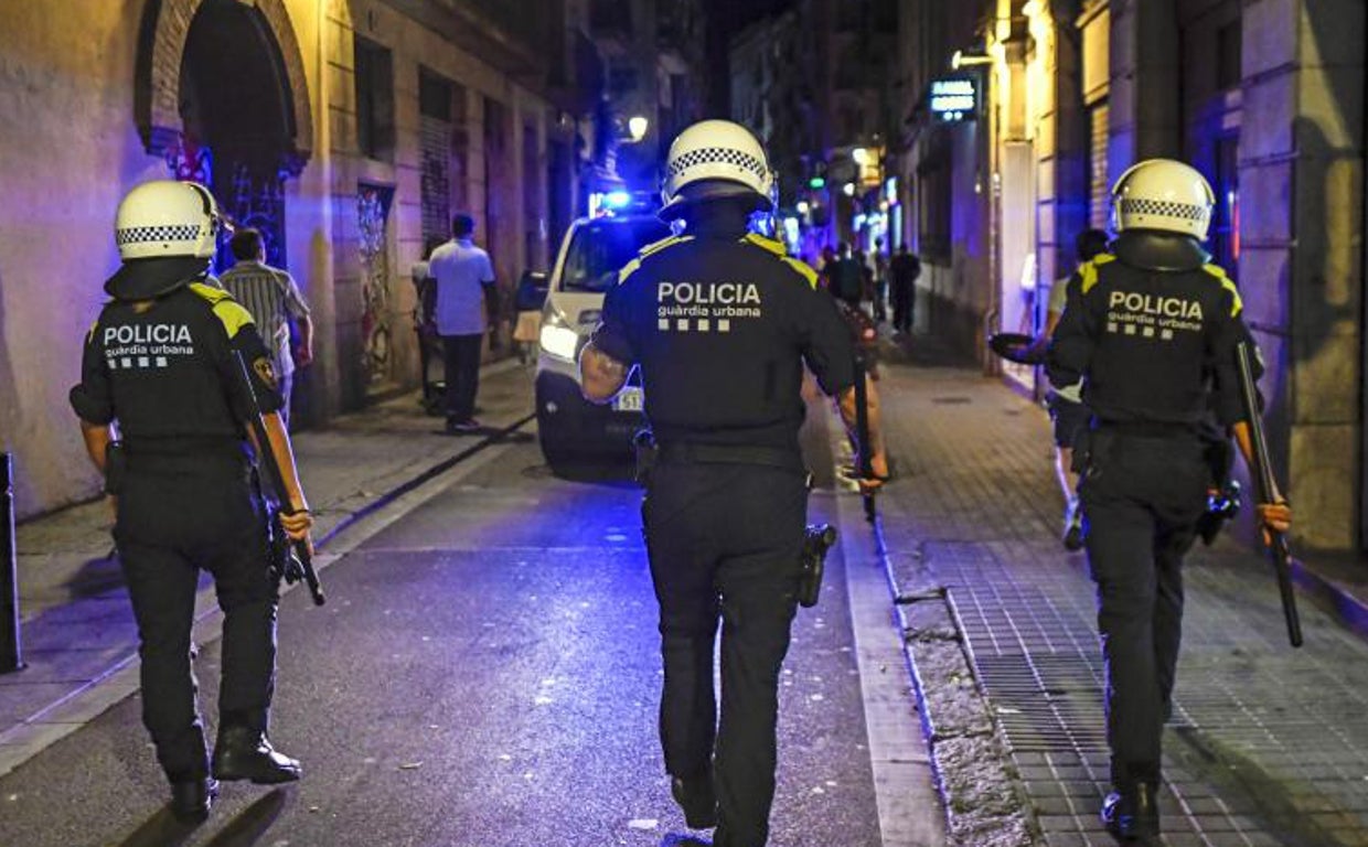 Agentes de la Urbana desplegados en el Raval de Barcelona